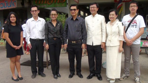 คุณสุนทร วิลาวัลย์ อดีตรัฐมนตรีช่วยกระทรวงสาธารณสุข, คุณกนกวรรณ วิลาวัลย์ - บุตรสาว และคุณอำนาจ วิลาวัลย์ - หลานชาย ผู้สนับสนุนและผลักดันโรงพยาบาลเจ้าพระยาอภัยภูเบศรให้ก้าวไปสู่ระดับสากล