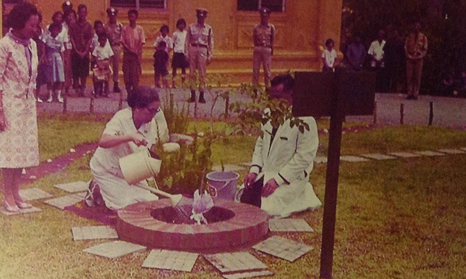 พระนางเจ้าสุวัทนา พระวรราชเทวี ผู้ทรงพระราชทานกำเนิดโรงพยาบาล ทรงปลูกต้นไม้คราวเสด็จมาเปิดโรงพยาบาล