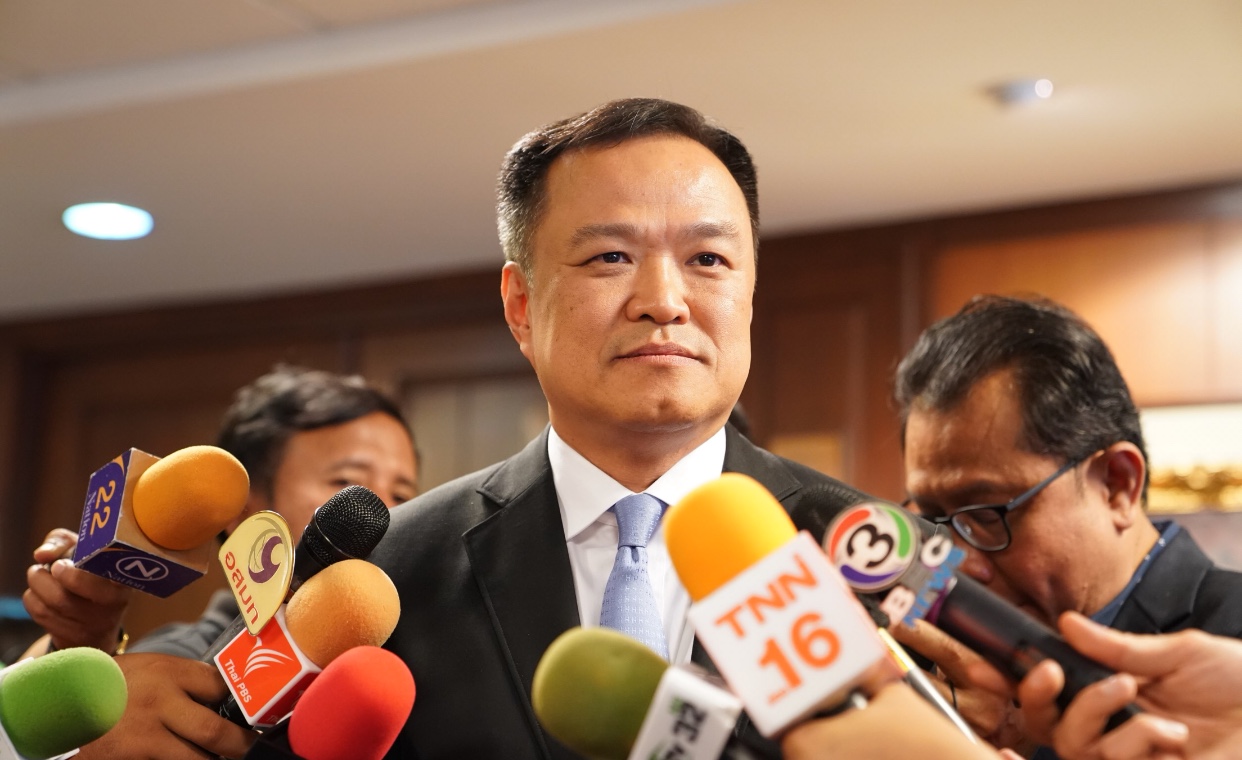 “อนุทิน” จริงจัง แก้ปัญหา กยศ. จี้ต้องพักหนี้ ช่วยเด็กจบใหม่ -ชี้ รธน.บีบพรรคใหญ่