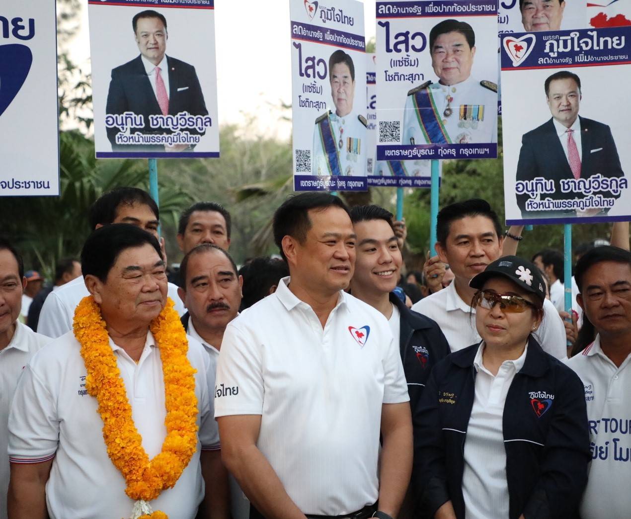 “อนุทิน” หาเสียง กทม. คนกรุงต้อนรับคึกคัก