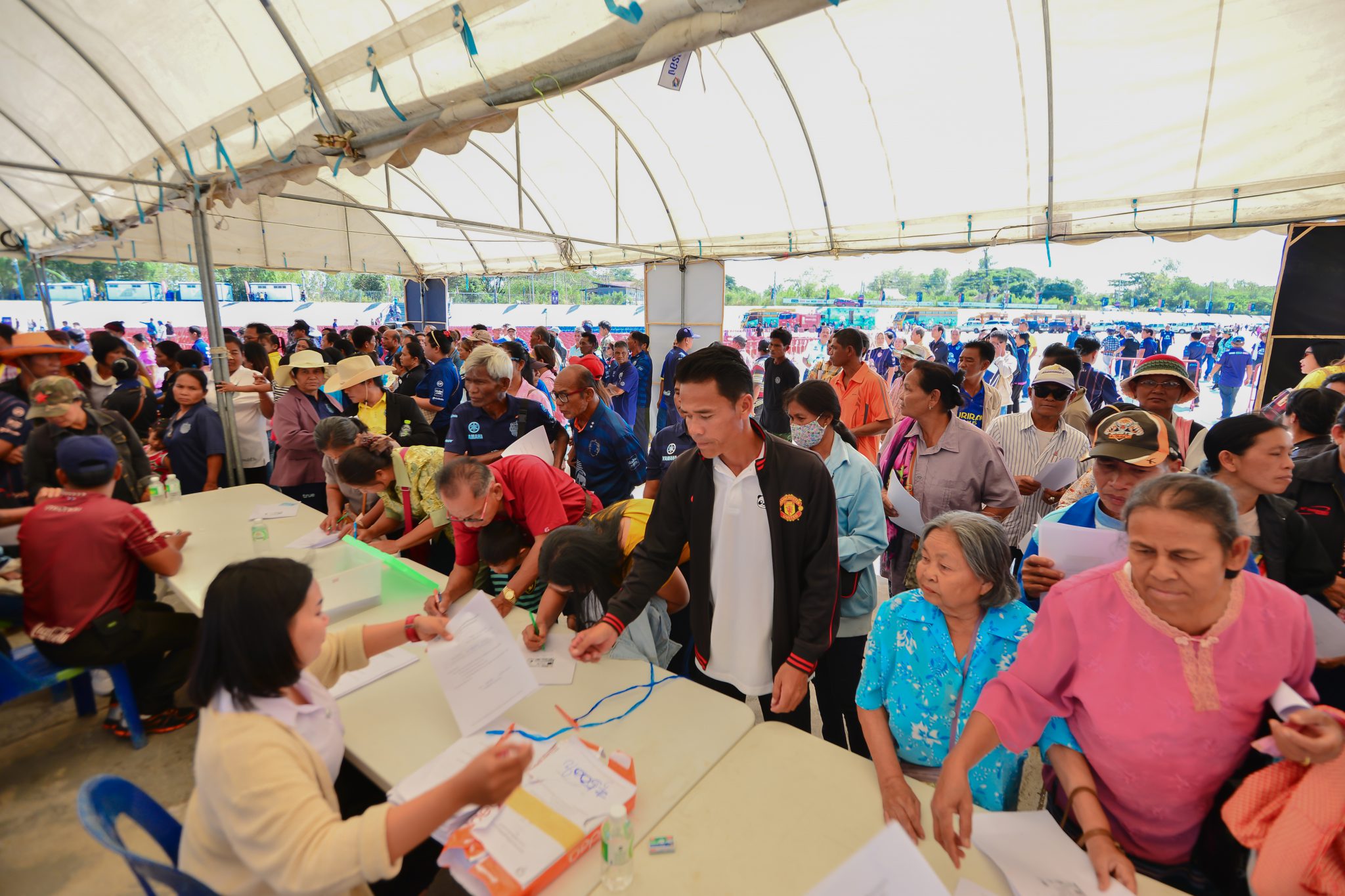 ประชาชนร่วมลงชื่อแก้กฎหมายกับพรรคภูมิใจไทยเป็นจำนวนมาก