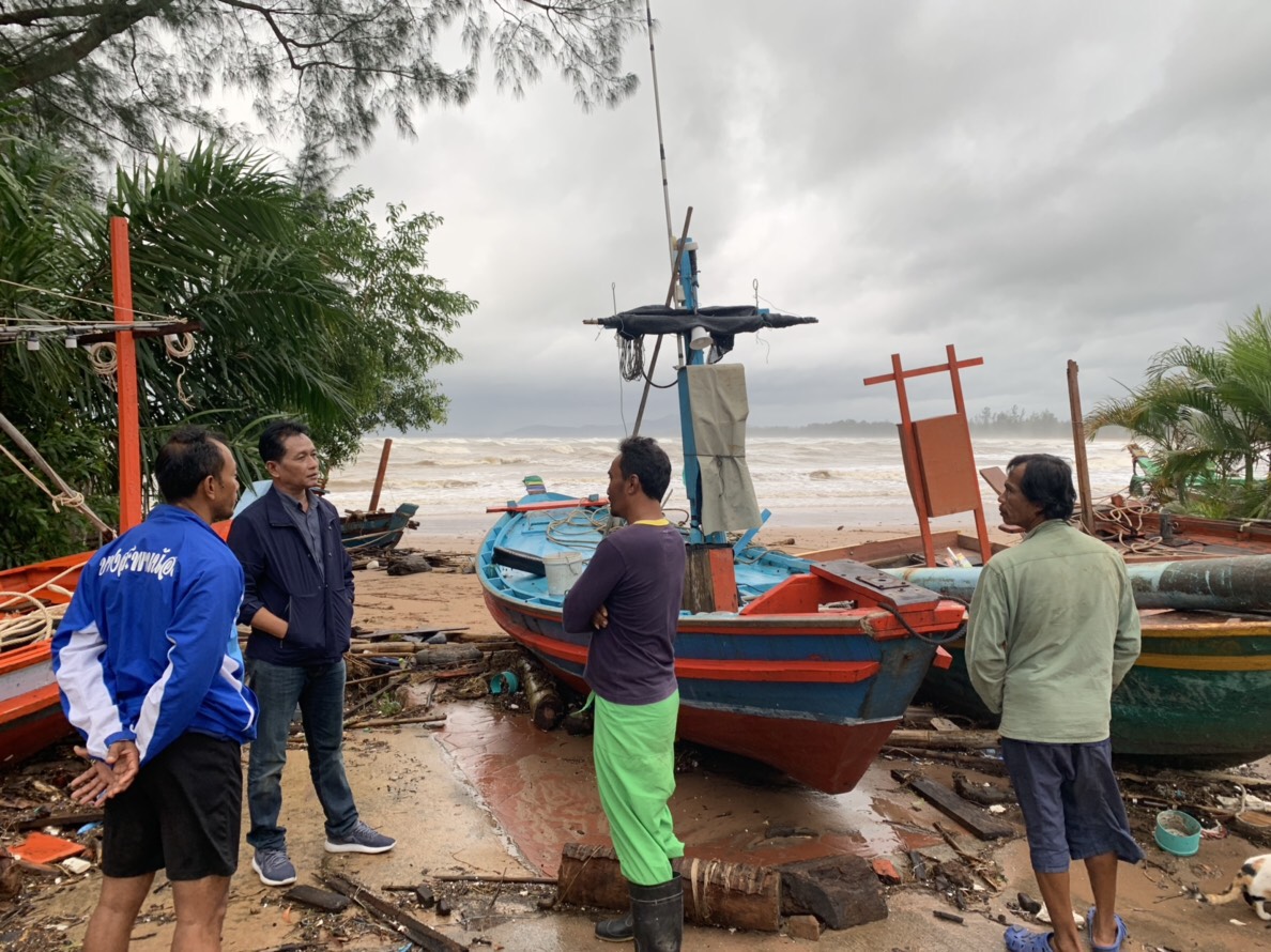 ว่าที่ผู้สมัคร ส.ส. พรรคภูมิใจไทย ระดม กู้ภัย ช่วยชาวบ้าน ฝ่าวิกฤติพายุปลาบึก