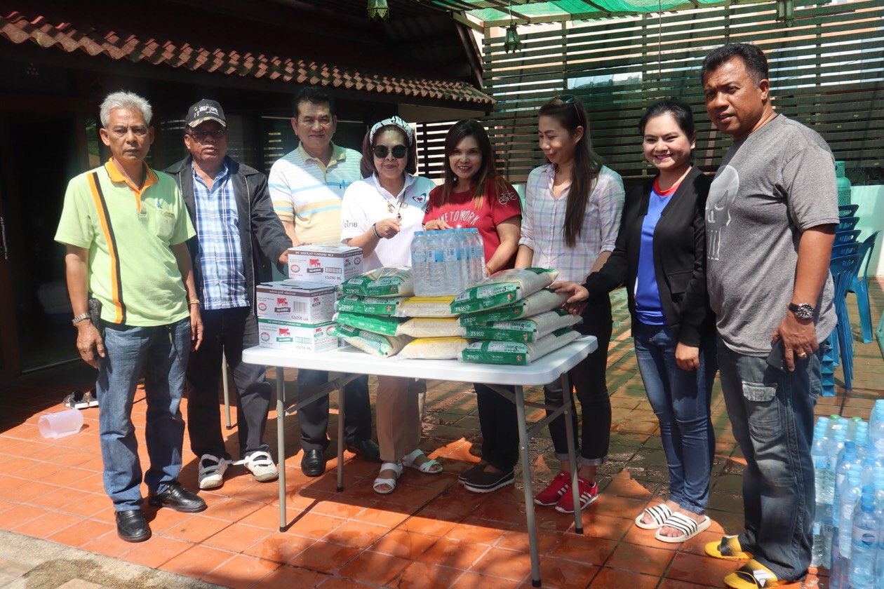 ดร.นาที - ดร.พะโยม นำคณะช่วยเหลือผู้ประสบภัยพายุ "ปาบึก" ในจังหวัดนครศรีธรรมราช