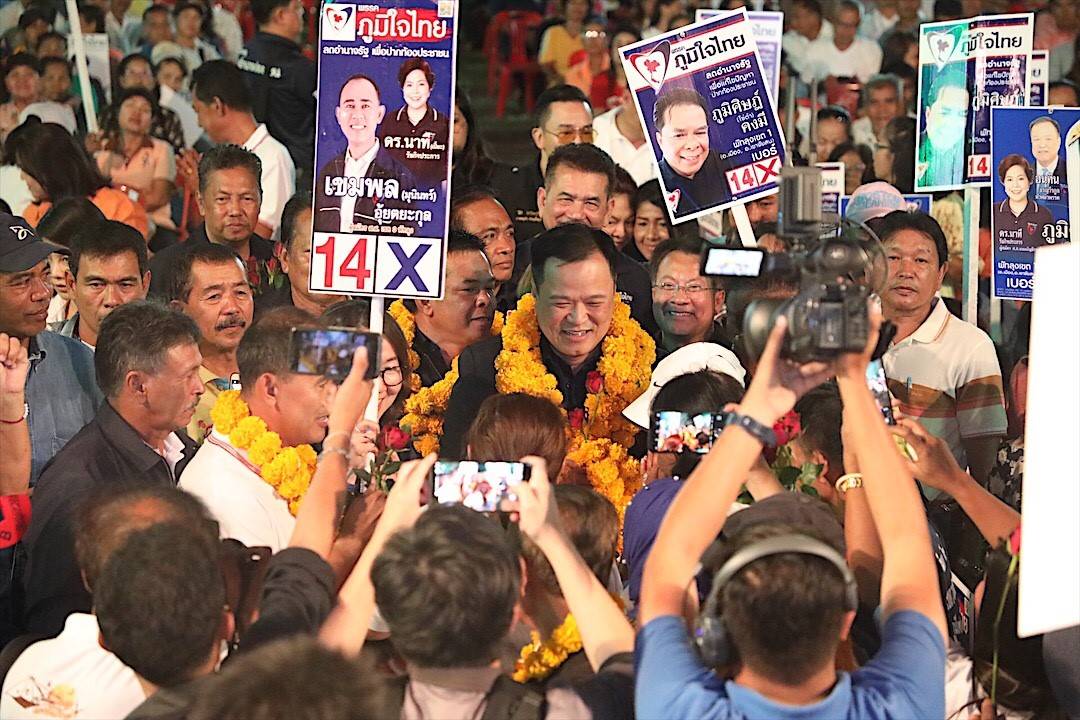 ชาวพัทลุงร่วม 8 พันคน แห่ฟัง อนุทิน ชาญวีรกูล ปราศรัย