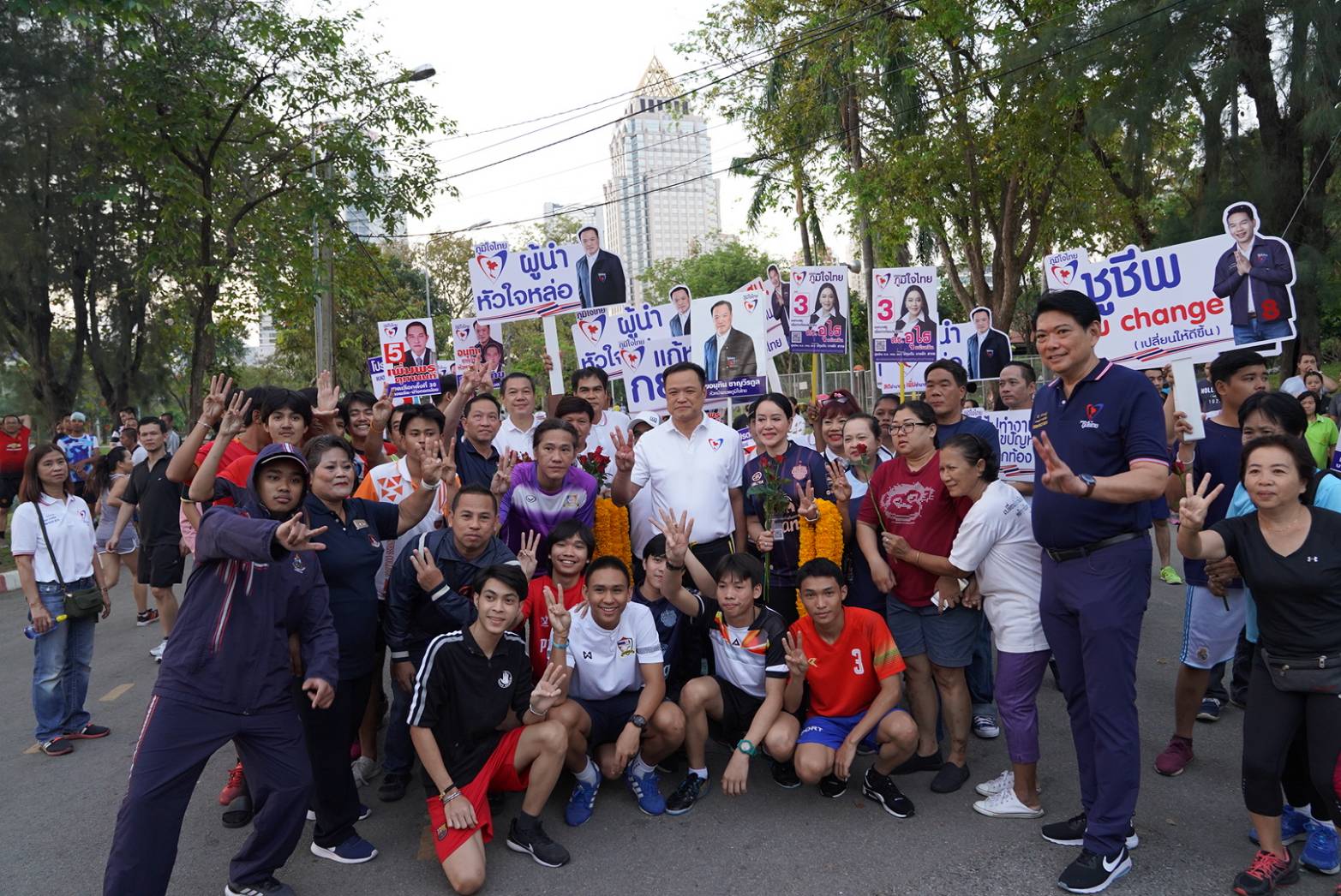 อนุทิน ชาญวีรกูล นำผู้สมัคร กทม.พบประชาชน ที่สวนลุมพินี