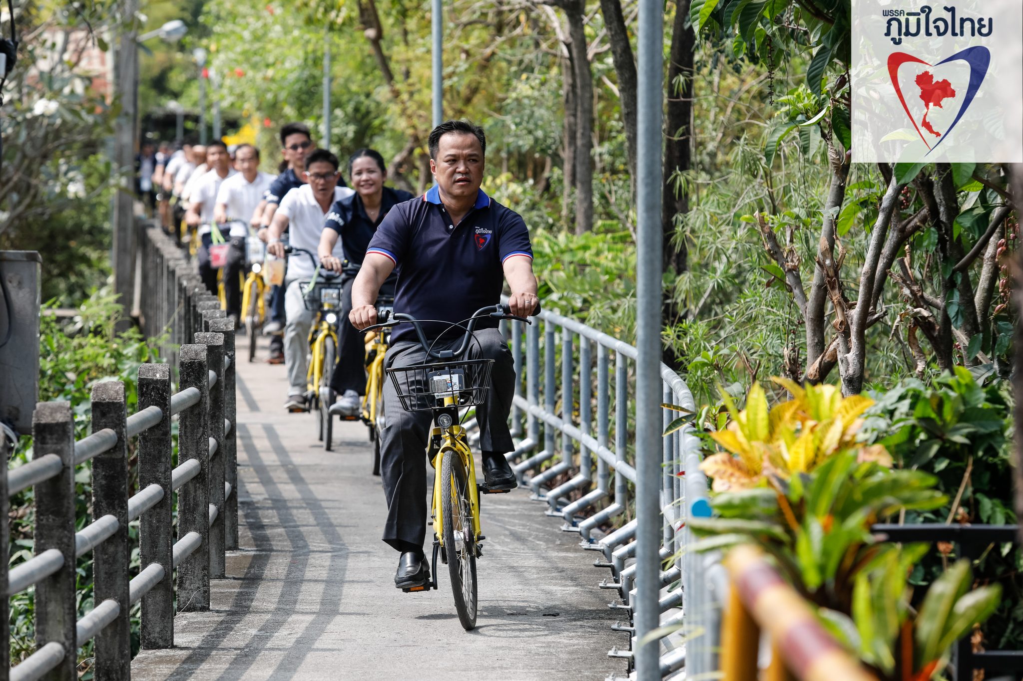 “หัวหน้าพรรคภูมิใจไทย” ลงพื้นที่บางน้ำผึ้ง ชาวบ้านตะโกนเชียร์ดังลั่น