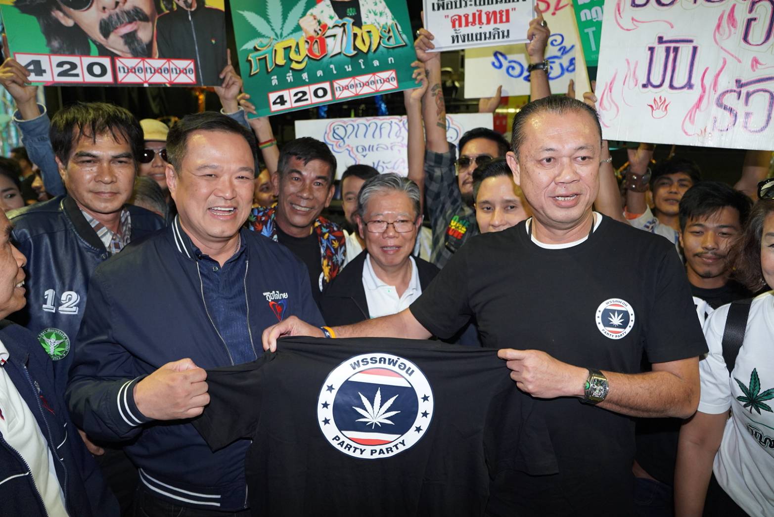 "เนวิน"มอบเสื้อ"อนุทิน"กลางงานแถลงข่าวเปิดตัว "พันธุ์บุรีรัมย์" มั่นใจนโยบายกัญชาเสรี โดนใจ..สายเขียว