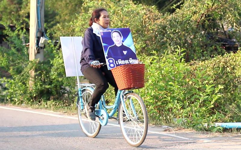 'เพียงเพ็ญ' ผู้สมัคร 'ภูมิใจไทย' ปั่นจักรยานเคาะประตูบ้านขอคะแนน