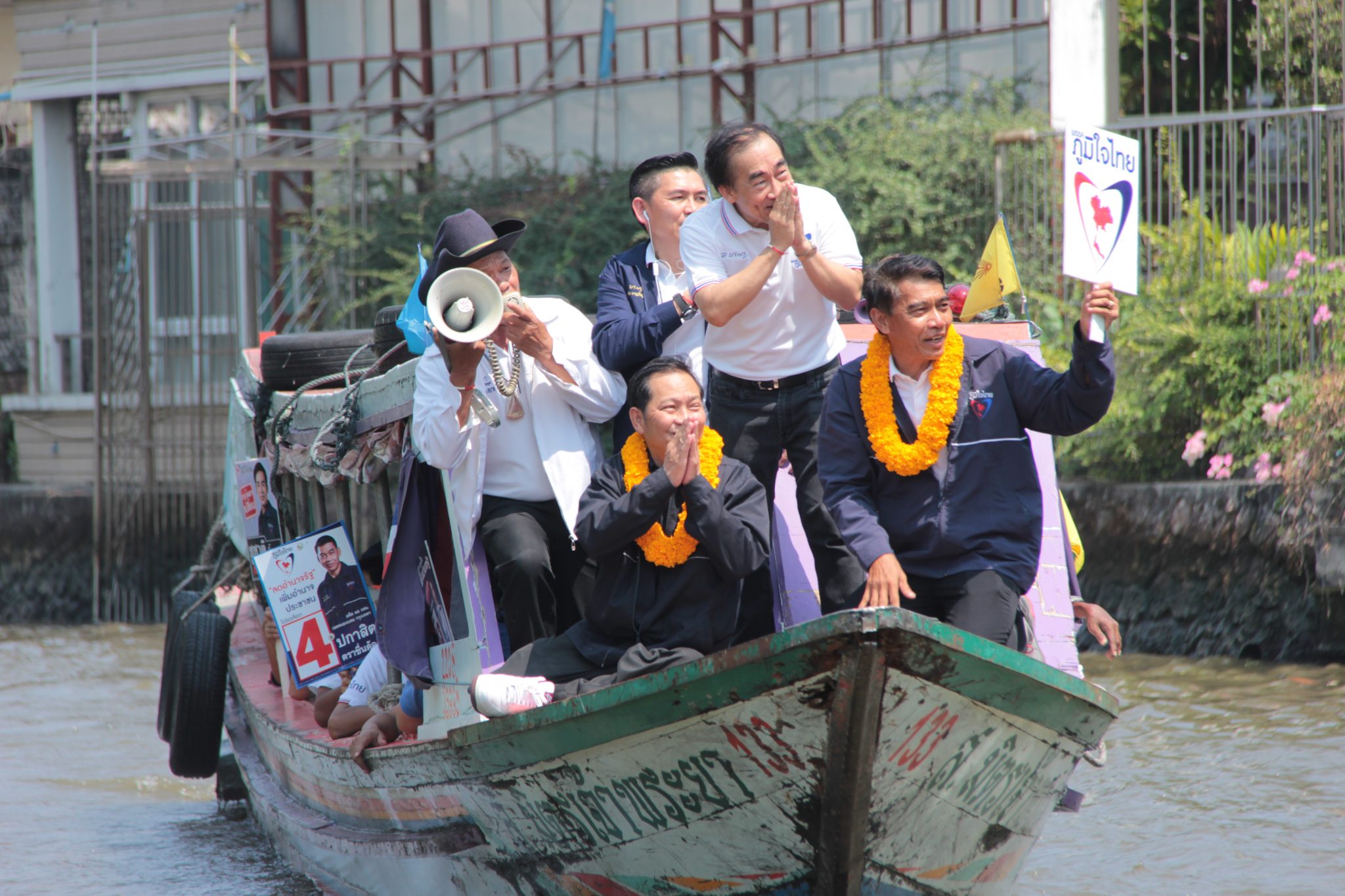 โค้งสุดท้าย “สรอรรถ” พาลูกพรรค ไหว้พระ ล่องเรือ ชู ! โฮมสเตย์ ส่งเสริมการท่องเที่ยววิถีสายน้ำ ย่านคลองฝั่งธน