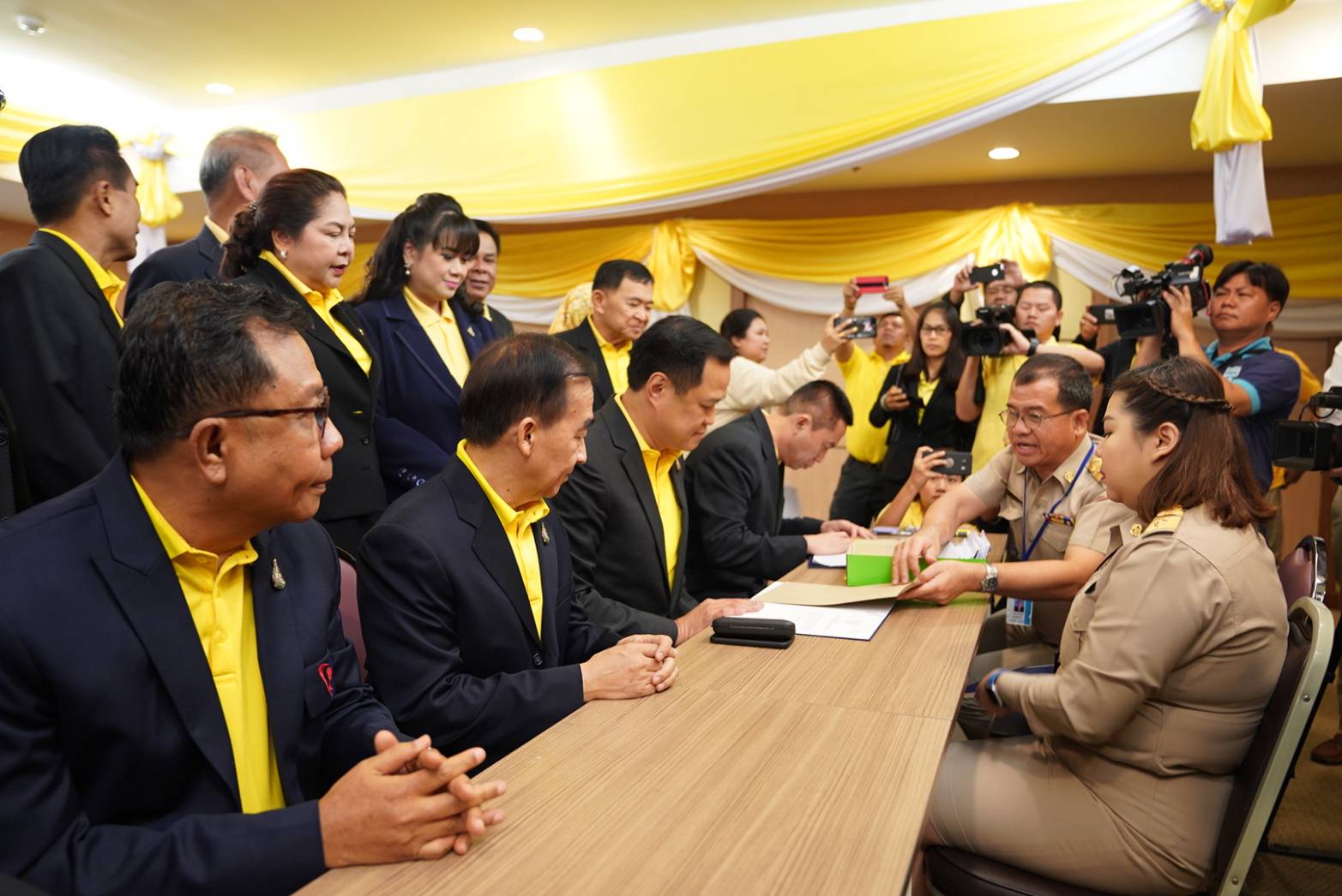 “อนุทิน” นำทีมรับเอกสารรับรองการเป็น ส.ส. เผยสั่งลูกพรรคลงพื้นที่ฟังเสียงประชาชน