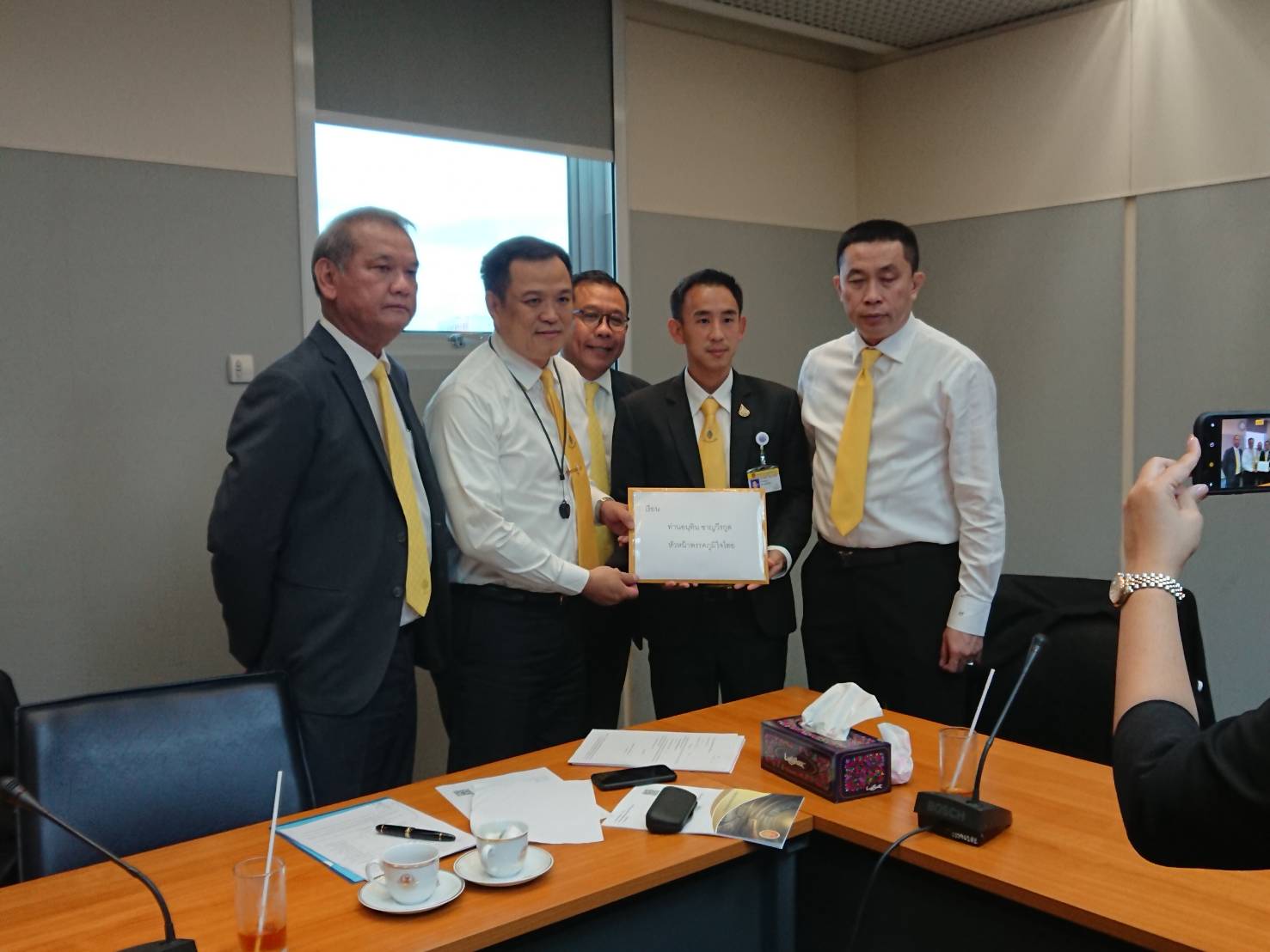 2 ขุนพลสตูล ยื่นข้อมูลโครงการถนนสะพาน สตูล-เปอร์ลิส เพื่อผลักดันให้เห็นผลเป็นรูปธรรม