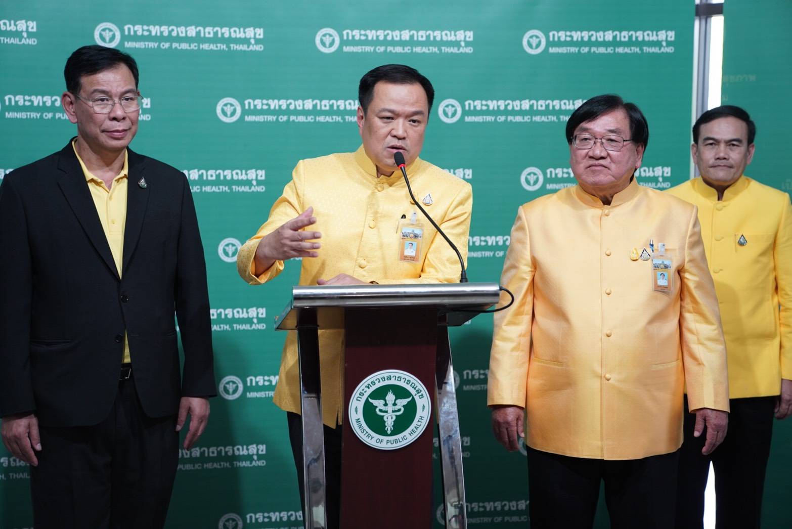 "อนุทิน" ยืนยัน "กัญชา-กัญชง" ให้คนไทยปลูกก่อน ไม่มีการให้ต่างชาติเข้ามาร่วมทุน