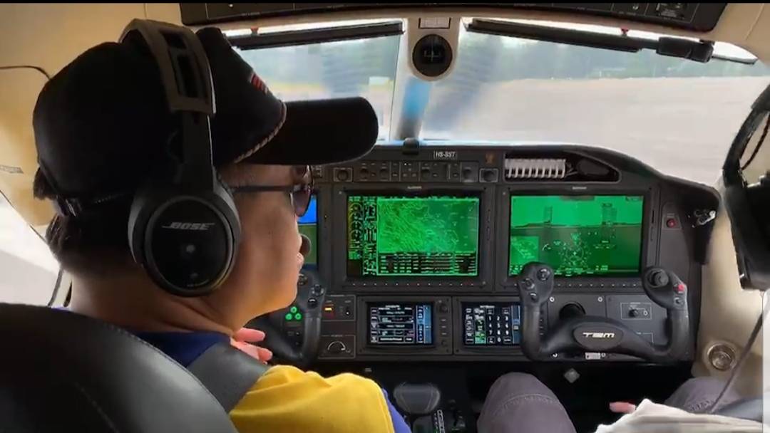 ไฟล์ทบินประวัติศาสตร์ อนุทิน ชาญวีรกูล ขับเครื่องบินส่วนตัว ตรวจราชการแก้ปัญหาไข้เลือดออก