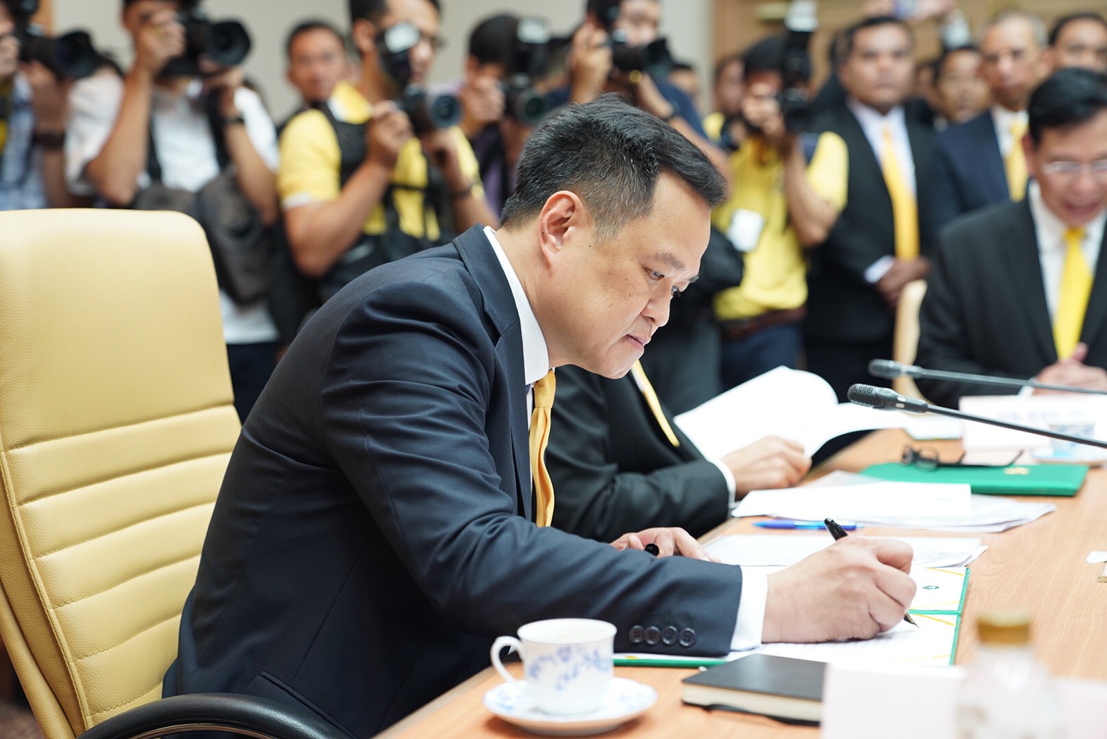 นายอนุทิน ชาญวีรกูล เข้าปฏิบัติหน้าที่ รมว.กระทรวงสาธารณสุข เป็นวันแรก