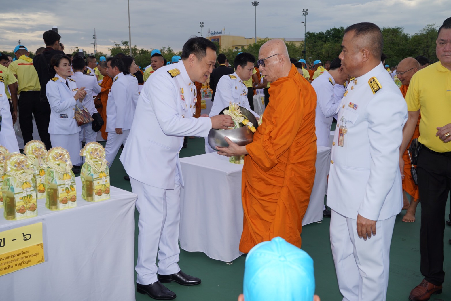รัฐมนตรี พรรคภูมิใจไทย ร่วมทำบุญตักบาตรถวายเป็นพระราชกุศล เนื่องในโอกาสมหามงคล วันเฉลิมพระชนมพรรษา