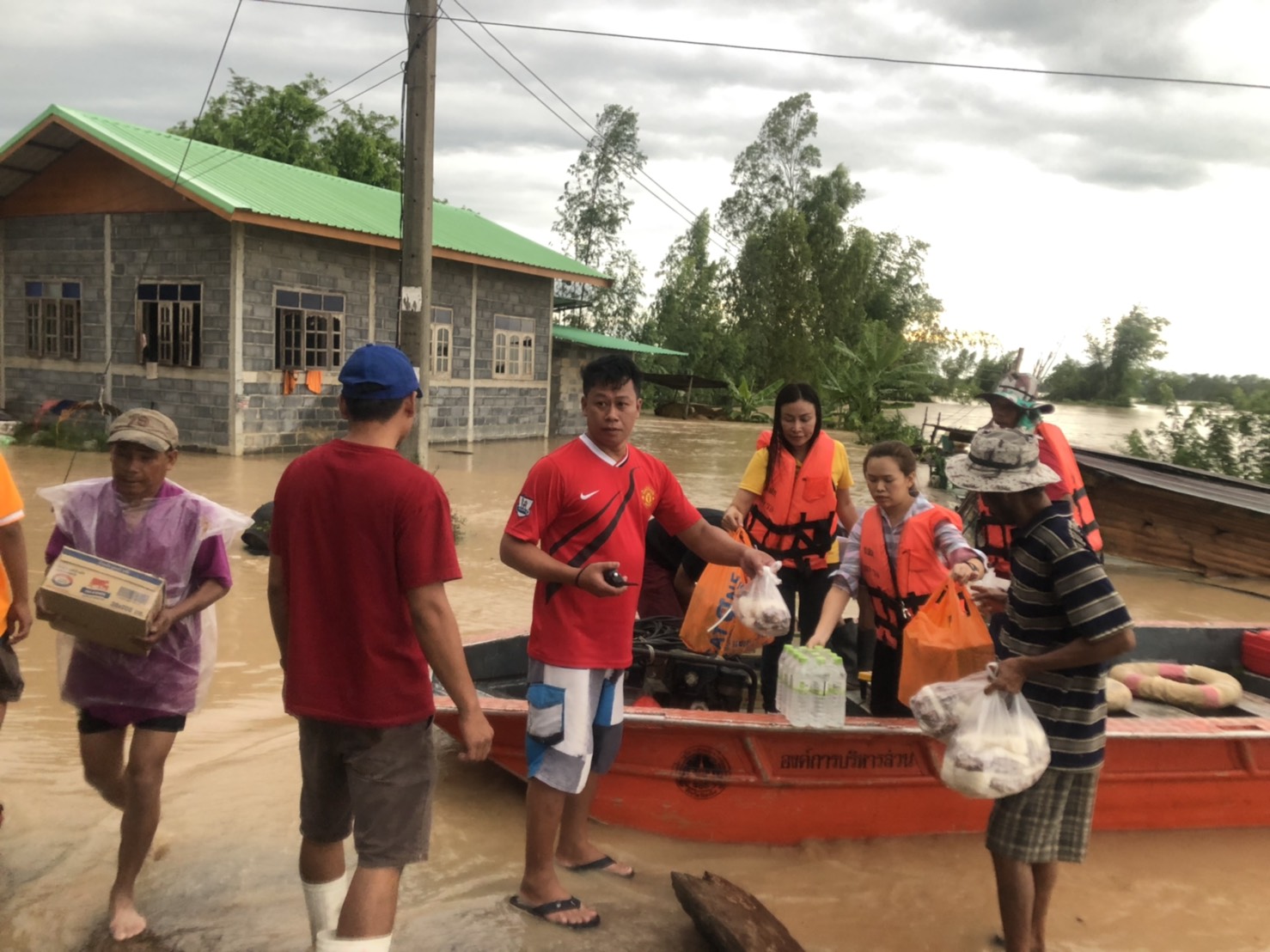 รองโฆษกรัฐบาล ลงพื้นที่ช่วยเหลือผู้ประสบอุทกภัยในพื้นที่จังหวัดร้อยเอ็ด และ จังหวัดอุบลราชธานี
