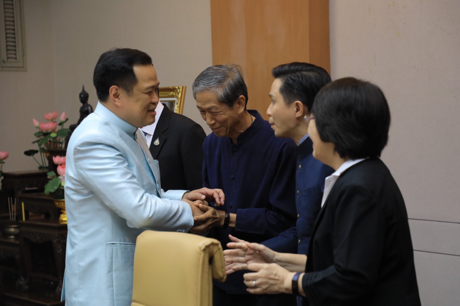 อนุทิน สั่งการ กรมแพทย์แผนไทยฯ ผลิตน้ำมันกัญชาสูตรเดชา 1แสนขวด พร้อมเชิญอ.เดชา เป็นที่ปรึกษาและร่วมผลิต