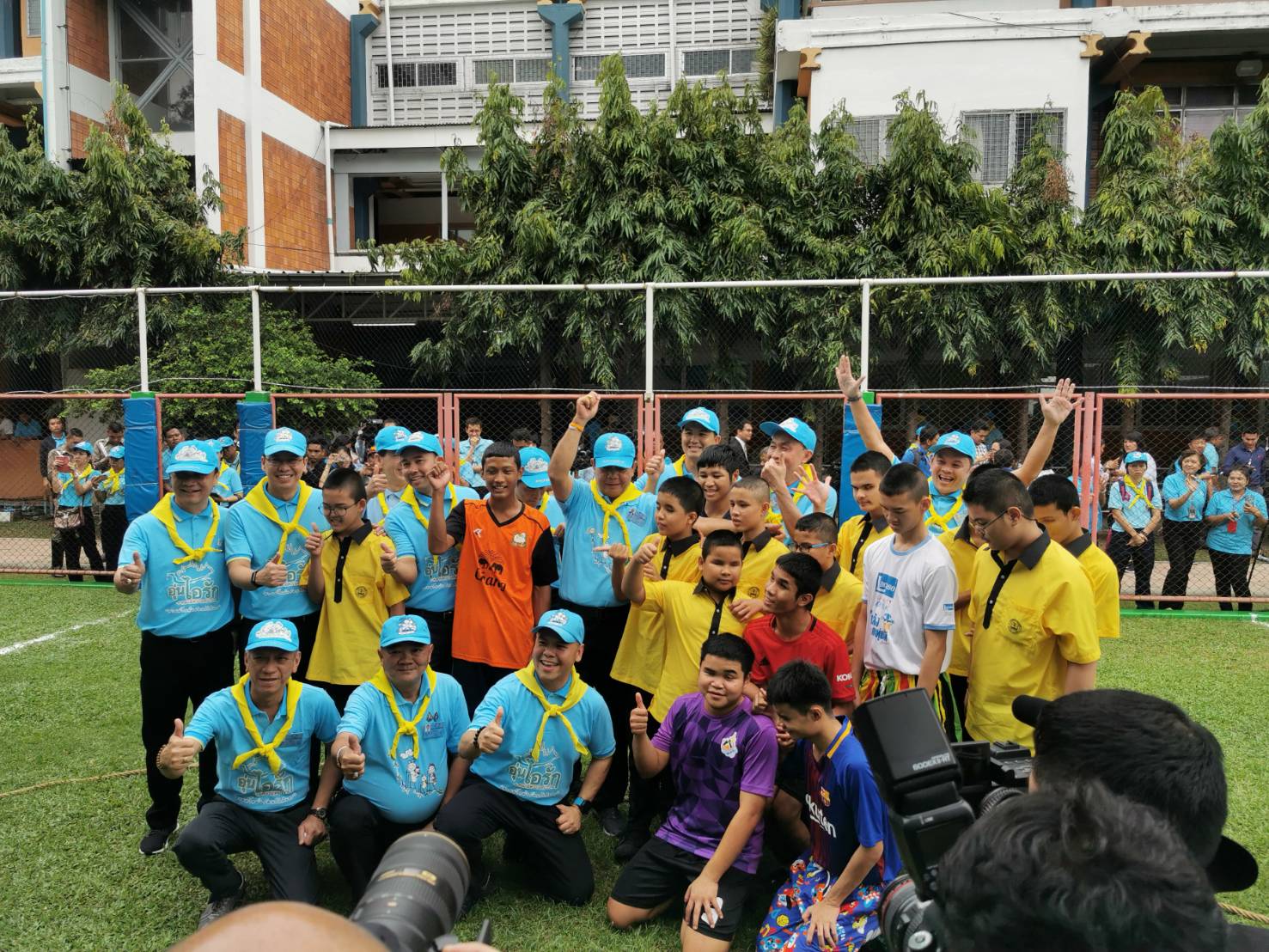 รมช.มหาดไทย "ทรงศักดิ์" ร่วมกิจกรรมจิตอาสาช่วยเหลือผู้พิการทางสายตา  