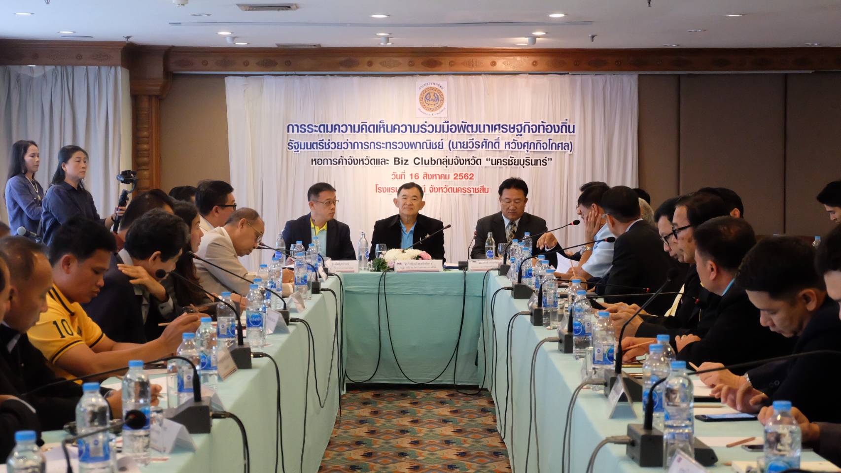 รมช.พาณิชย์ "วีรศักดิ์" ลงพื้นที่แก้ปัญหาปากท้องกลุ่มจังหวัดนครชัยบุรินทร์ หวังนำร่องเป็นโมเดลกระตุ้นเศรษฐกิจท้องถิ่น มั่นใจเห็นผลเป็นรูปธรรม