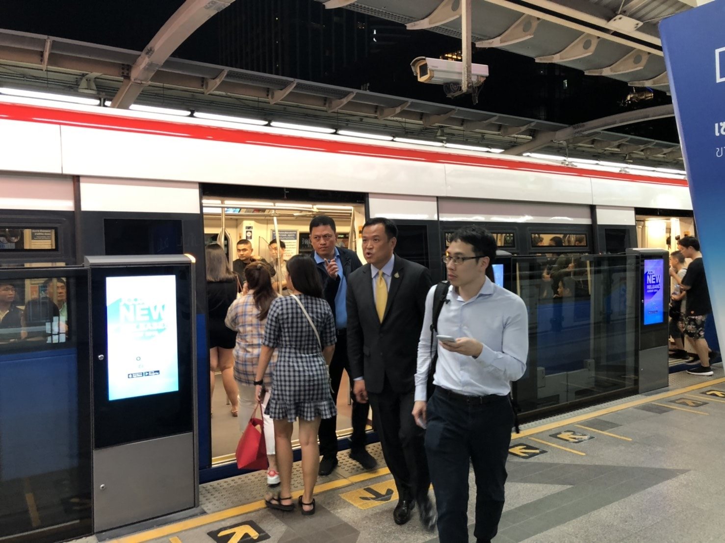 “หมอหนู” ให้กำลังใจคนกรุงฝ่ารถติด พร้อมโพสต์ภาพใช้บริการรถไฟฟ้า ผ่านเฟซบุ๊กส่วนตัว