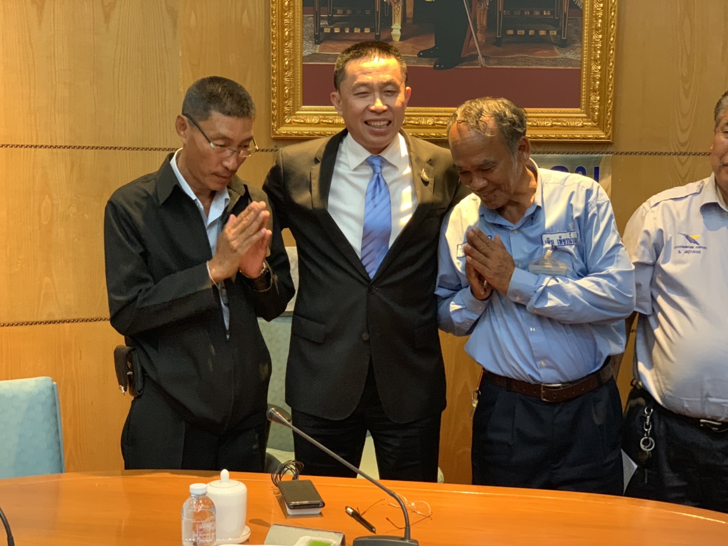 "ศักดิ์สยาม" ไฟเขียว หลายมาตรการเพื่อช่วยผู้ประกอบการแท็กซี่ และนำแอพพลิเคชั่นเรียกรถมาใช้