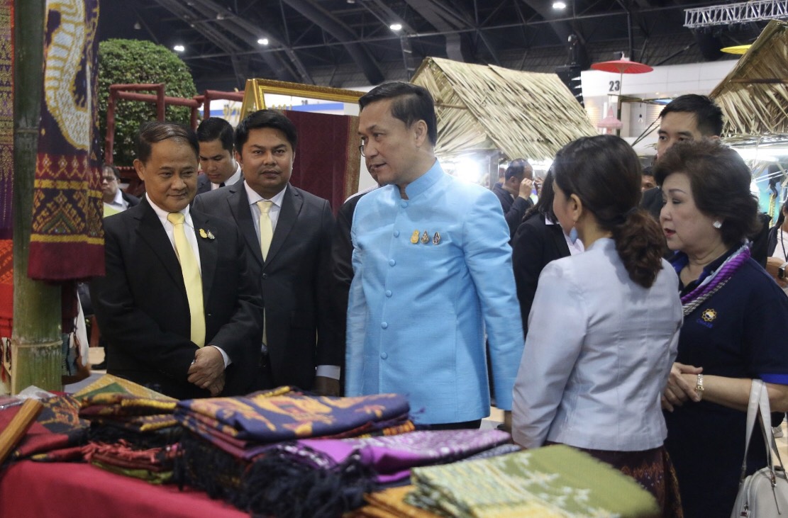 มท.3 เข้าเยี่ยมชมงานศิลปาชีพฯ พร้อมหาแนวทางต่อยอดโอทอปให้ยั่งยืน