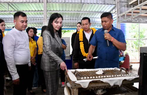 "มนัญญา" รมช.เกษตรฯ ลงพื้นที่เยี่ยมชมการผลิตหมอนยางพารา จ.พัทลุง พอใจการแปรรูปผลิตภัณฑ์หมอนยางพารา ส่งจำหน่ายทั้งใน และต่างประเทศ