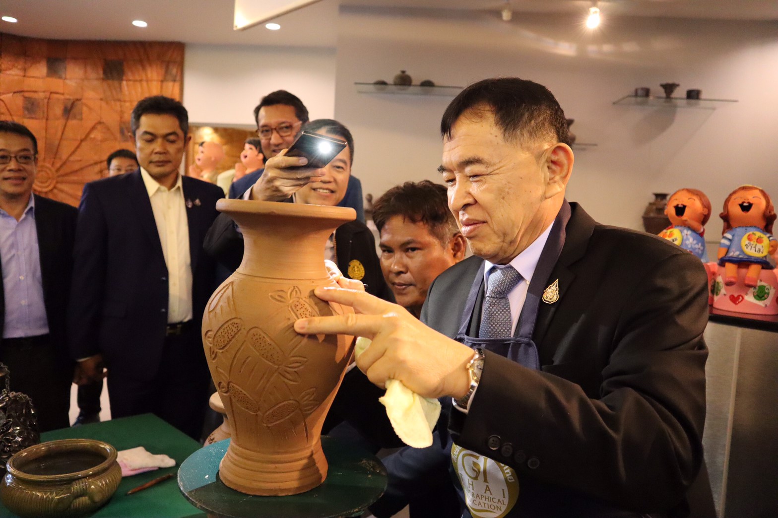 “รมช.วีรศักดิ์” นำทีมพาณิชย์ ลุยแหล่งผลิตเครื่องปั้นดินเผาด่านเกวียน ชู 6 สินค้า GI กระตุ้นเศรษฐกิจโคราช