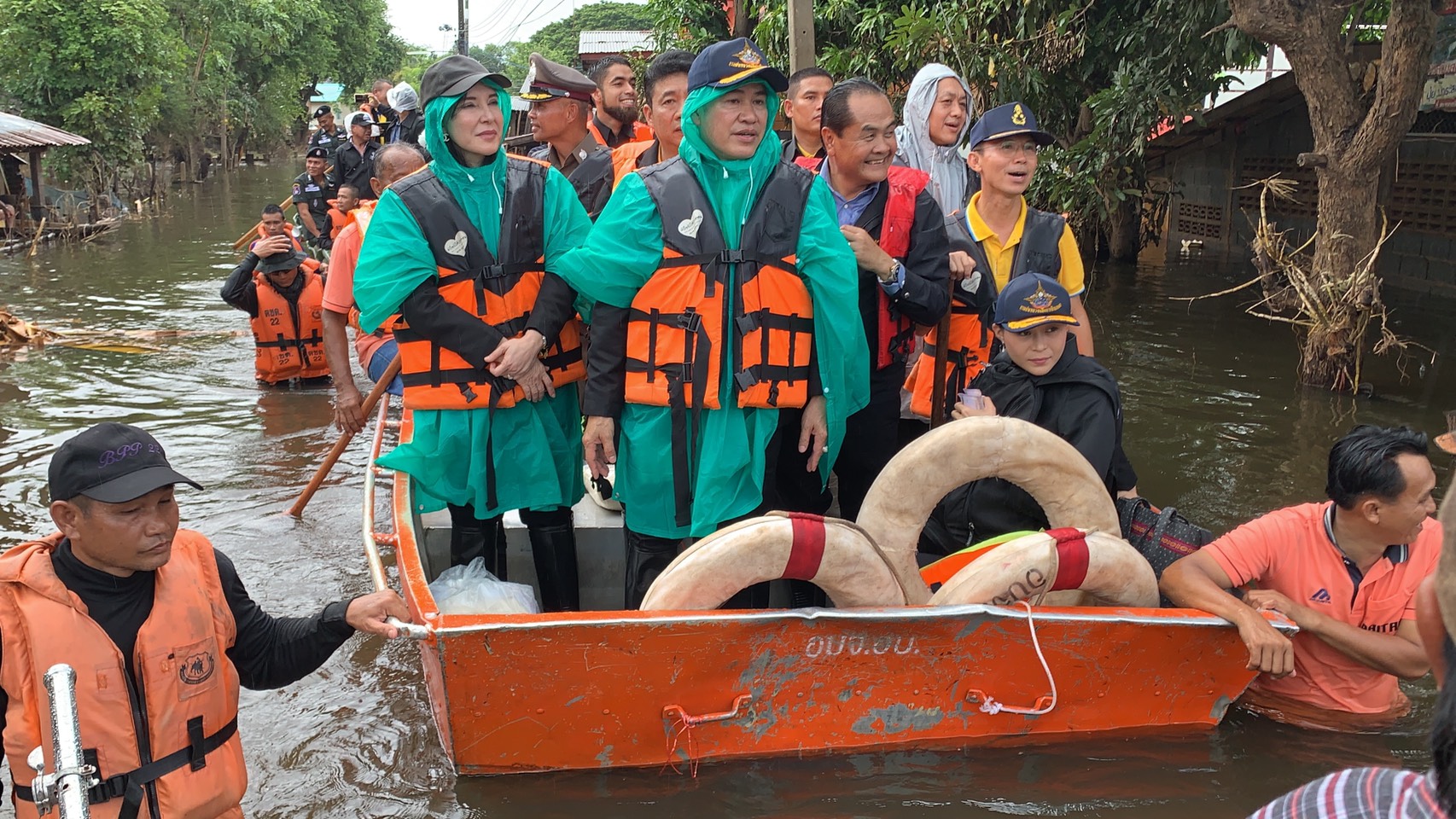 “มนัญญา” ลงเรือตรวจเยี่ยมมอบถุงยังชีพให้กำลังใจผู้ประสบอุทกภัย จ .อุบลฯ 
