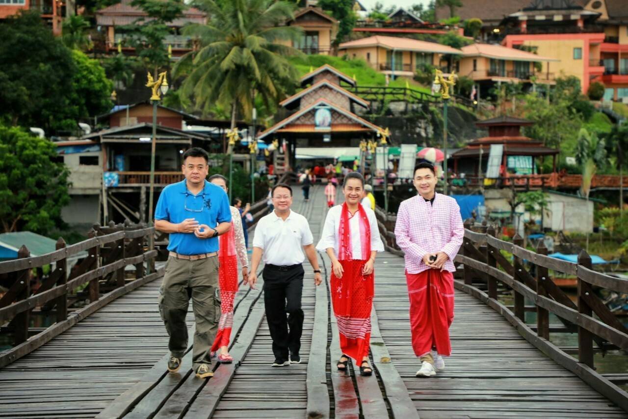 "ครูโอ๊ะ" ต้องมนเสน่ห์ตักบาตรวิถีมอญ ณ สังขละบุรี