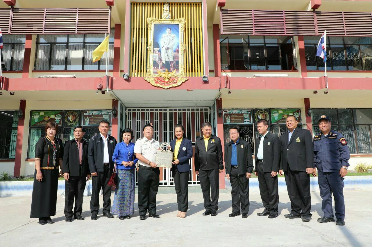 ครูโอ๊ะดูการเรียน กศน.หลังกำแพงศรีสะเกษ แนะเพิ่มครู จัดหลักสูตรหลากหลาย สื่อที่จำเป็น พร้อมเอื้อต่อการเรียนจบมากขึ้น