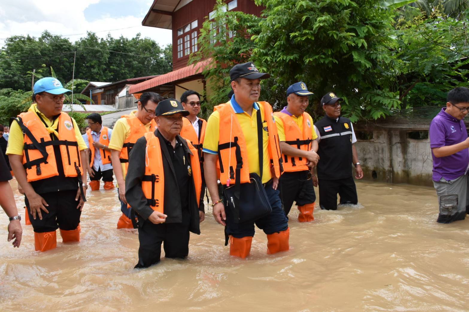 "หมอหนู" บินด่วนช่วยผู้ประสบภัยน้ำท่วมจังหวัดร้อยเอ็ด
