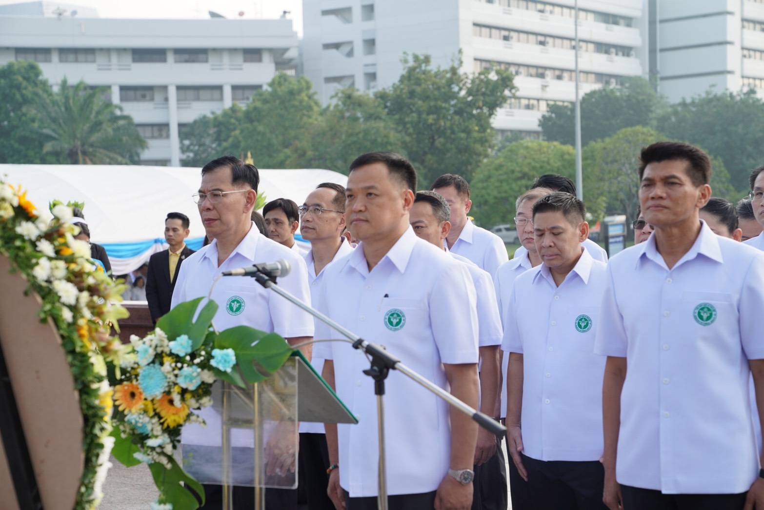 "อนุทิน" นำผู้บริหาร สธ. - ข้าราชการ วางพวงมาลาถวายราชสักการะพระบรมราชชนก ในวันมหิดล