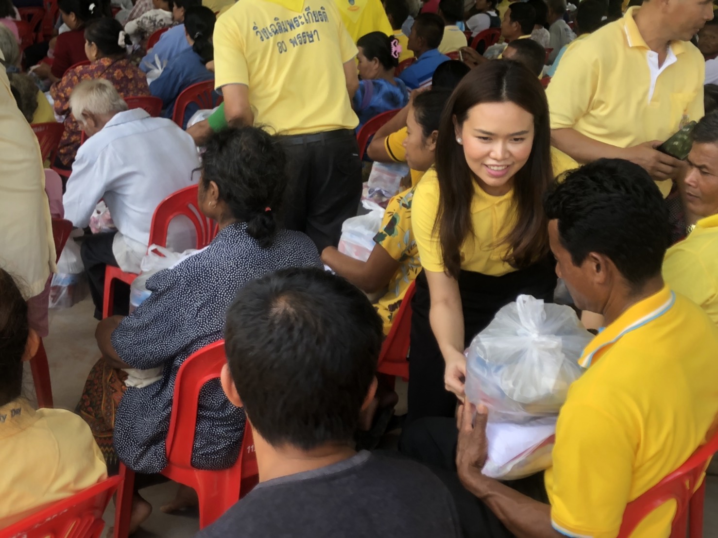 "ไตรศุลี" รองโฆษกรัฐบาล ลงพื้นที่บ้านเกิดช่วยเหลือผู้ประสบอุทกภัยและมอบถุงยังชีพ ร่วมกับนายอำเภอกันทรลักษ์