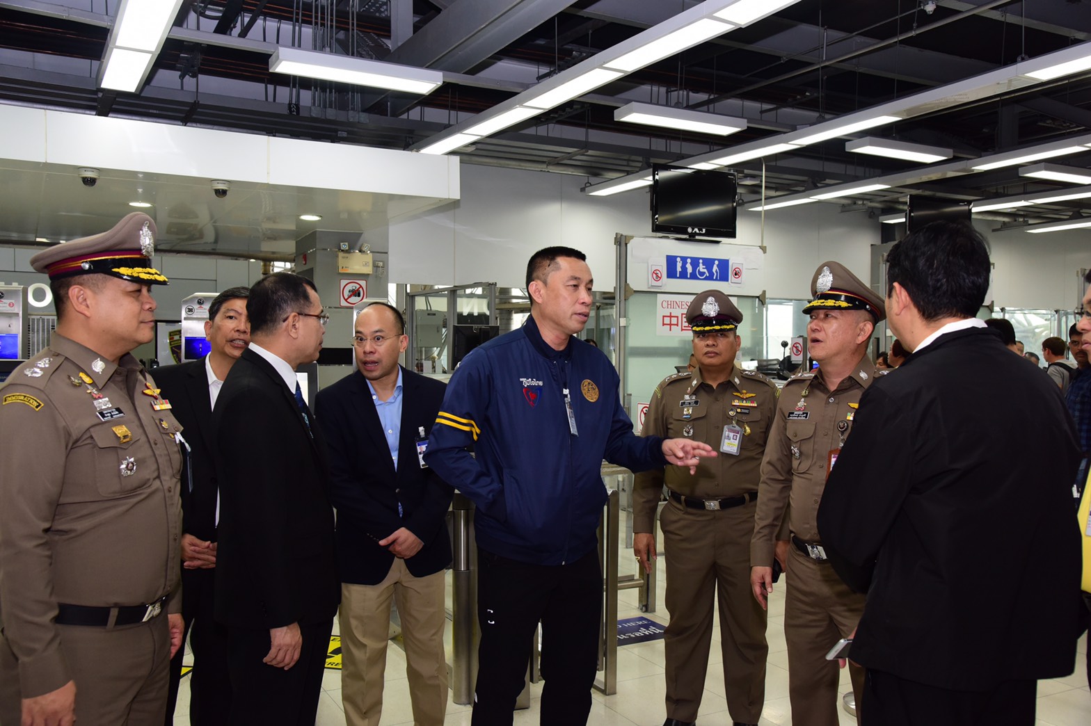 ศักดิ์สยาม ลุยแก้ไขปัญหาความแออัด ท่าอากาศยานสุวรรณภูมิ จี้แก้ไขจุด VOA และ ตม.ขาเข้า