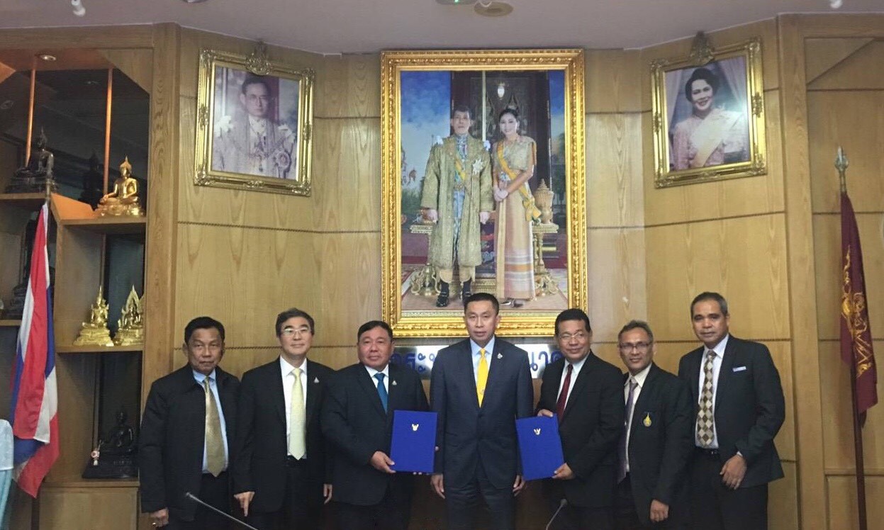 กรมทางหลวงชนบท MOU ม.สงขลานครินทร์ มุ่งพัฒนาผลิตภัณฑ์ยางพารา มาใช้ในด้านความปลอดทางถนน