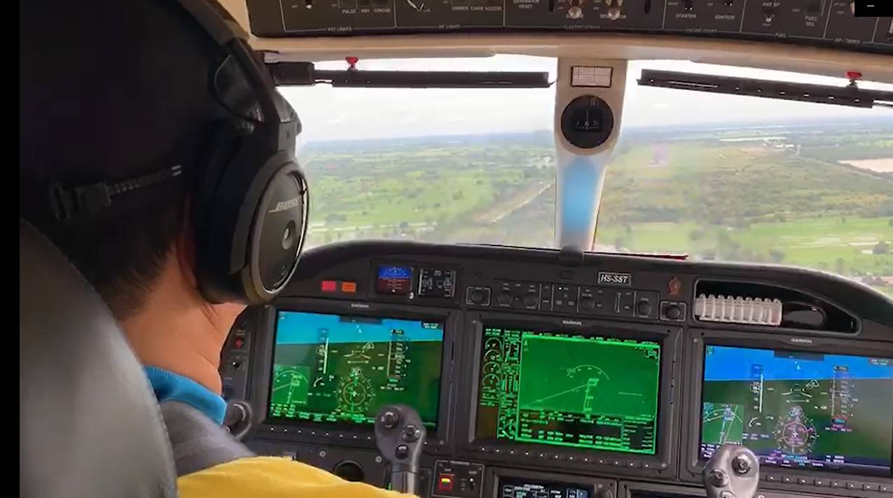 "อนุทิน" ขับเครื่องบินส่วนตัวลงพื้นที่ จ.ร้อยเอ็ด เยี่ยมเยียนผู้ประสบอุทกภัย พร้อมมอบสิ่งของช่วยเหลือ