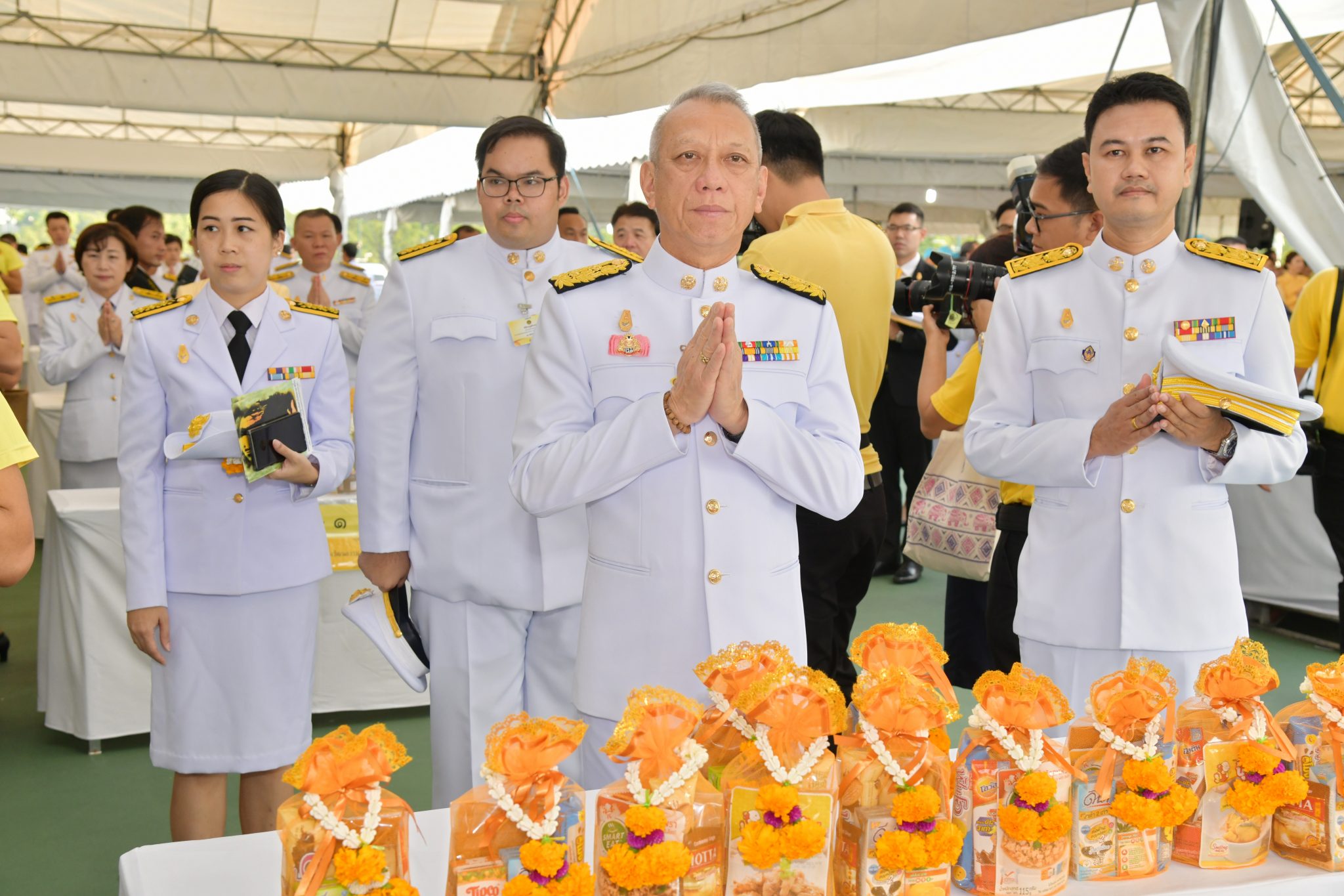 รมว.การท่องเที่ยวและกีฬา ร่วมในพิธีทำบุญตักบาตร บำเพ็ญกุศลและกิจกรรมน้อมรำลึก เนื่องในวันคล้ายวันสวรรคต ร.9