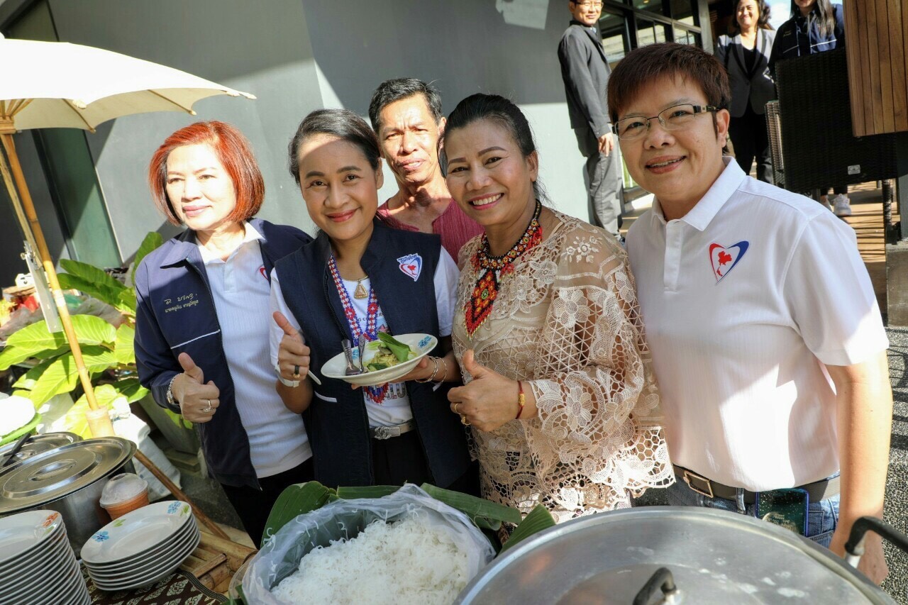 ครูโอ๊ะแจกยิ้มยามเช้าที่เมืองลุง !!