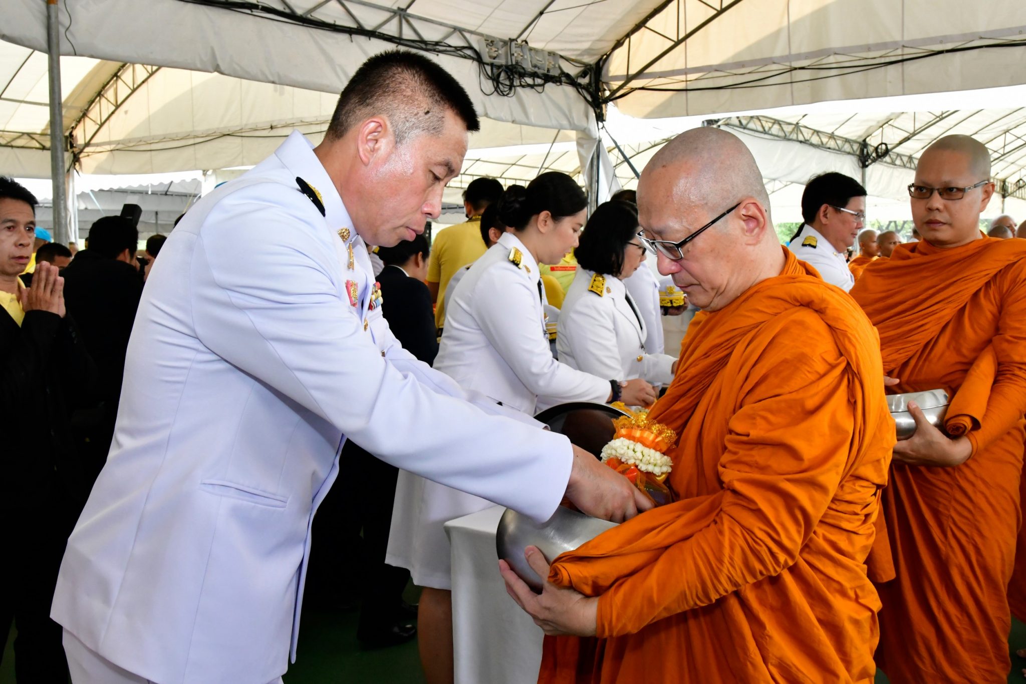 "ศักดิ์สยาม" ร่วมพิธีทำบุญตักบาตร พิธีวางพวงมาลาถวายสักการะ และพิธีถวายบังคมน้อมรำลึกเนื่องในวันคล้ายวันสวรรคต ร.9