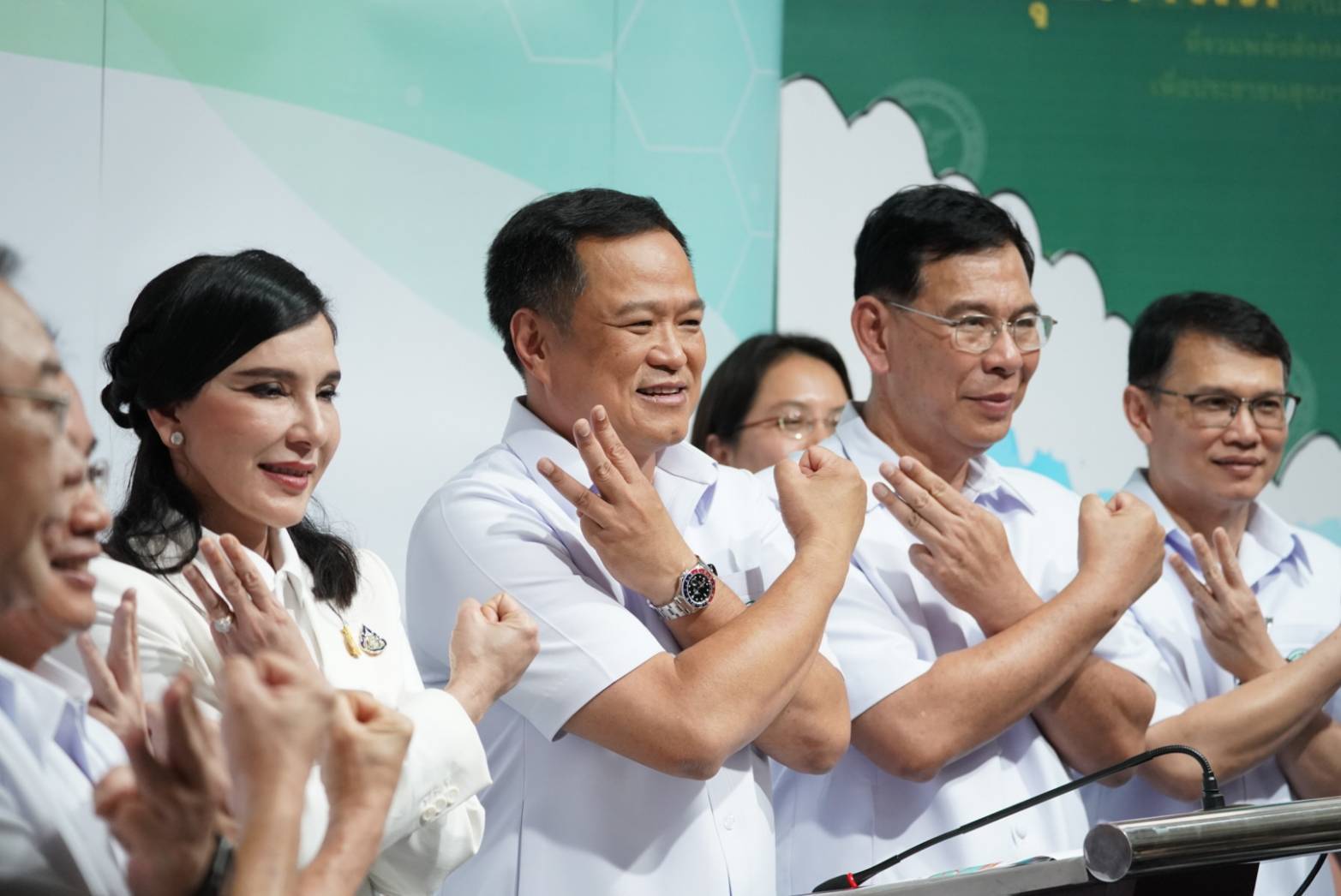 "อนุทิน" แท็กทีม "มนัญญา" นำทีม สธ. - เกษตรกร ภาคประชาชน แสดงพลัง "แบนสารพิษ"