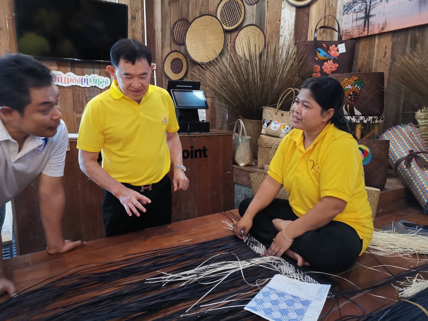 “วีรศักดิ์” เดินหน้ากระตุ้นเศรษฐกิจท้องถิ่น...เบี่ยงหน้าลงใต้...พูดคุยนักธุรกิจในพื้นที่