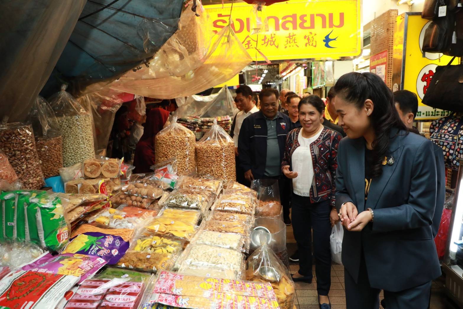 ดร.กนกวรรณ วิลาวัลย์ ลุยเยี่ยมชาวตลาดย่านการค้าไนท์การ์เด้น เมืองหาดใหญ่
