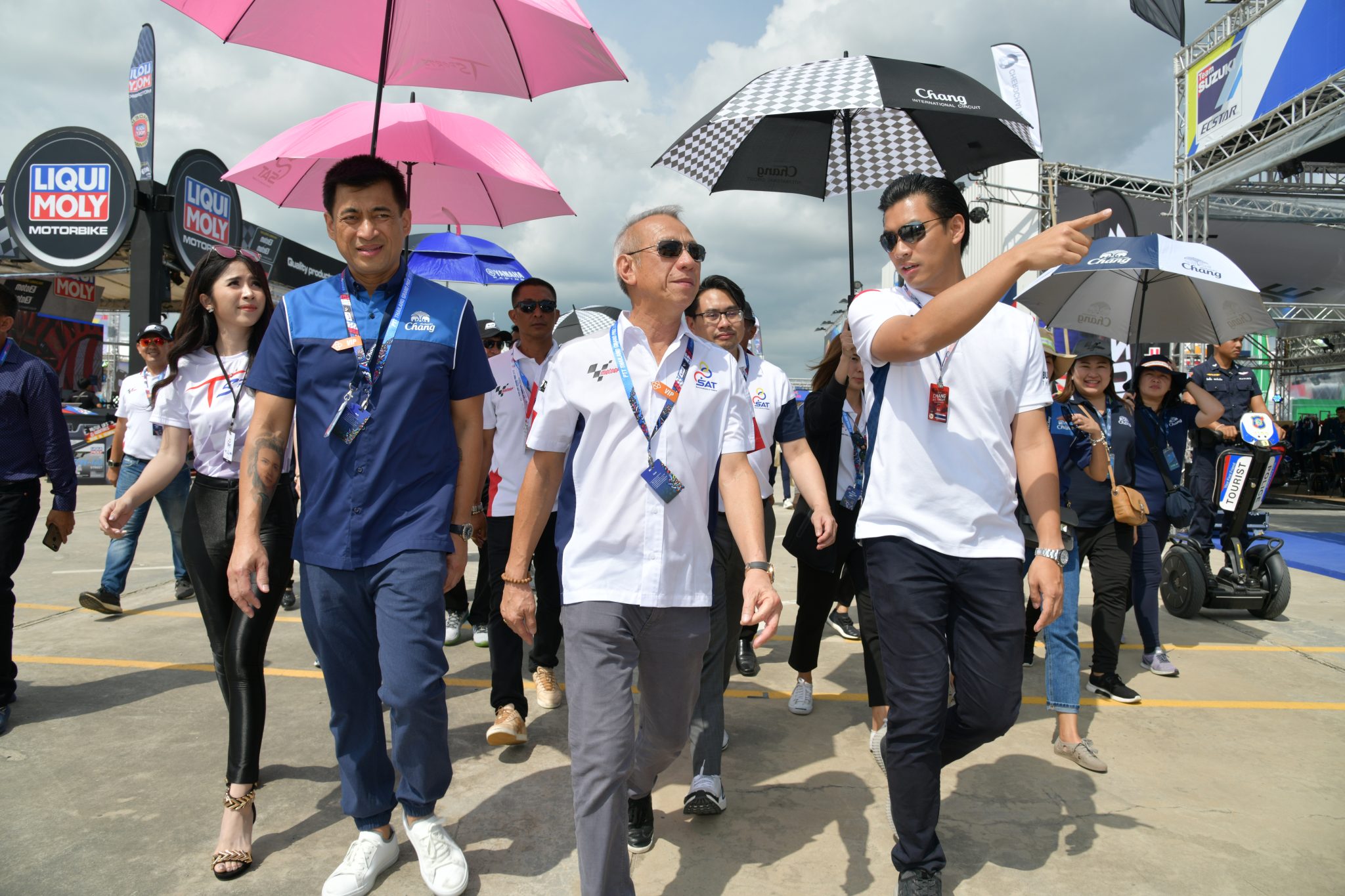 "พิพัฒน์" ตรวจเยี่ยมบูธผู้สนับสนุน การแข่งขัน โมโต จีพี