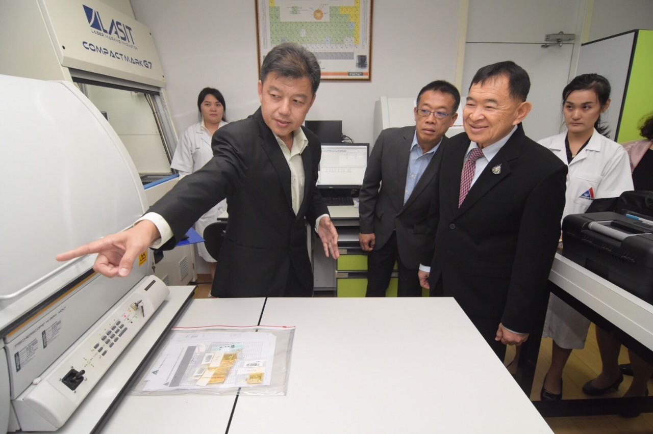 รมช.พาณิชย์​มอบสถาบัน​อัญมณี​ฯใช้ดิจิตอลเทคโนโลยีพัฒนาผู้ค้าเพชรพลอย