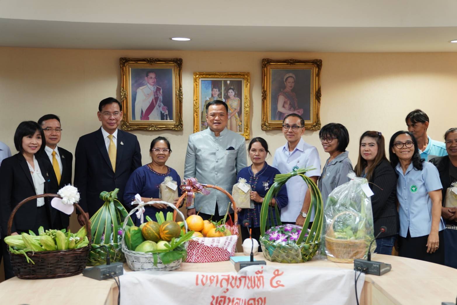 เกษตรกรสมุทรสงคราม บุก สธ.ให้กำลังใจ "อนุทิน" แบนสารพิษ