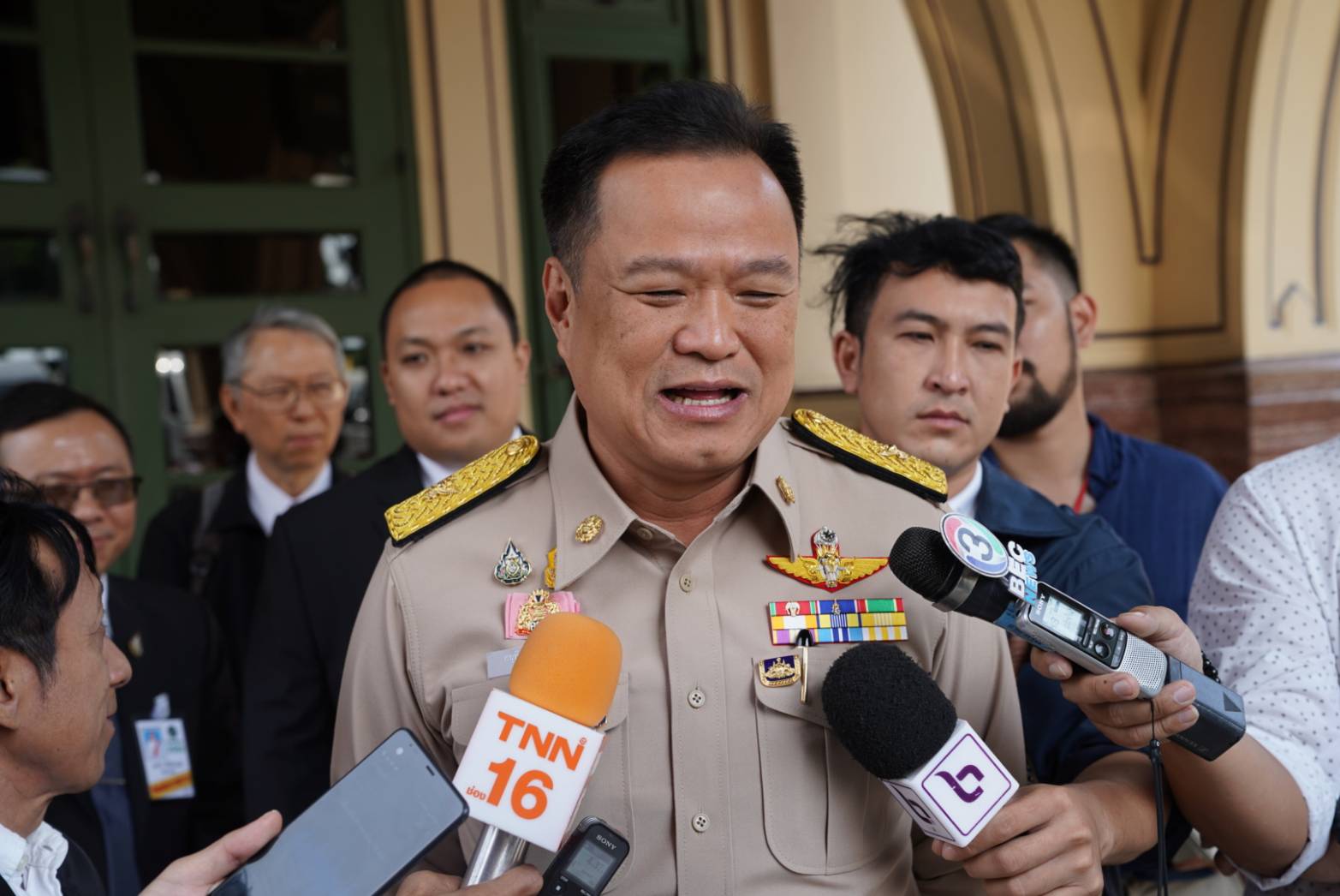 "อนุทิน" แนะ แก้ รธน.ให้คิดถึงประโยชน์ส่วนรวม ย้ำจุดยืน "ไม่โยนฟืนเข้ากองไฟ"