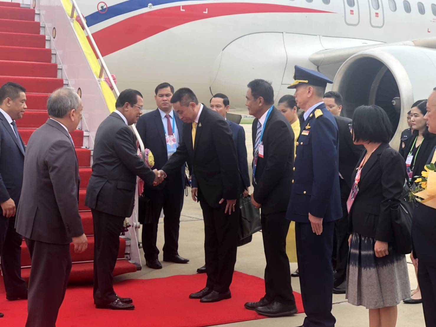 "ศักดิ์สยาม" ต้อนรับผู้นำกัมพูชา เพื่อเข้าร่วมงานสุดยอดผู้นำอาเซียน