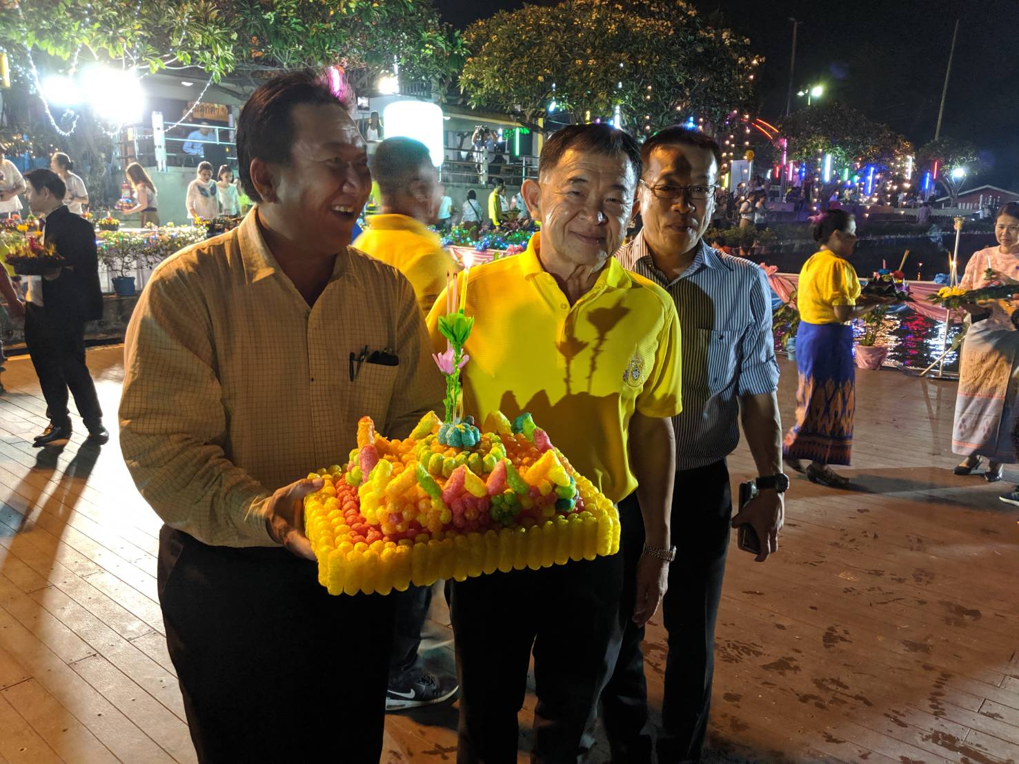 รมช.พาณิชย์ลอยกระทงฝีมือเด็กที่ถูกล่อซื้ิอกระทงการ์ตูน