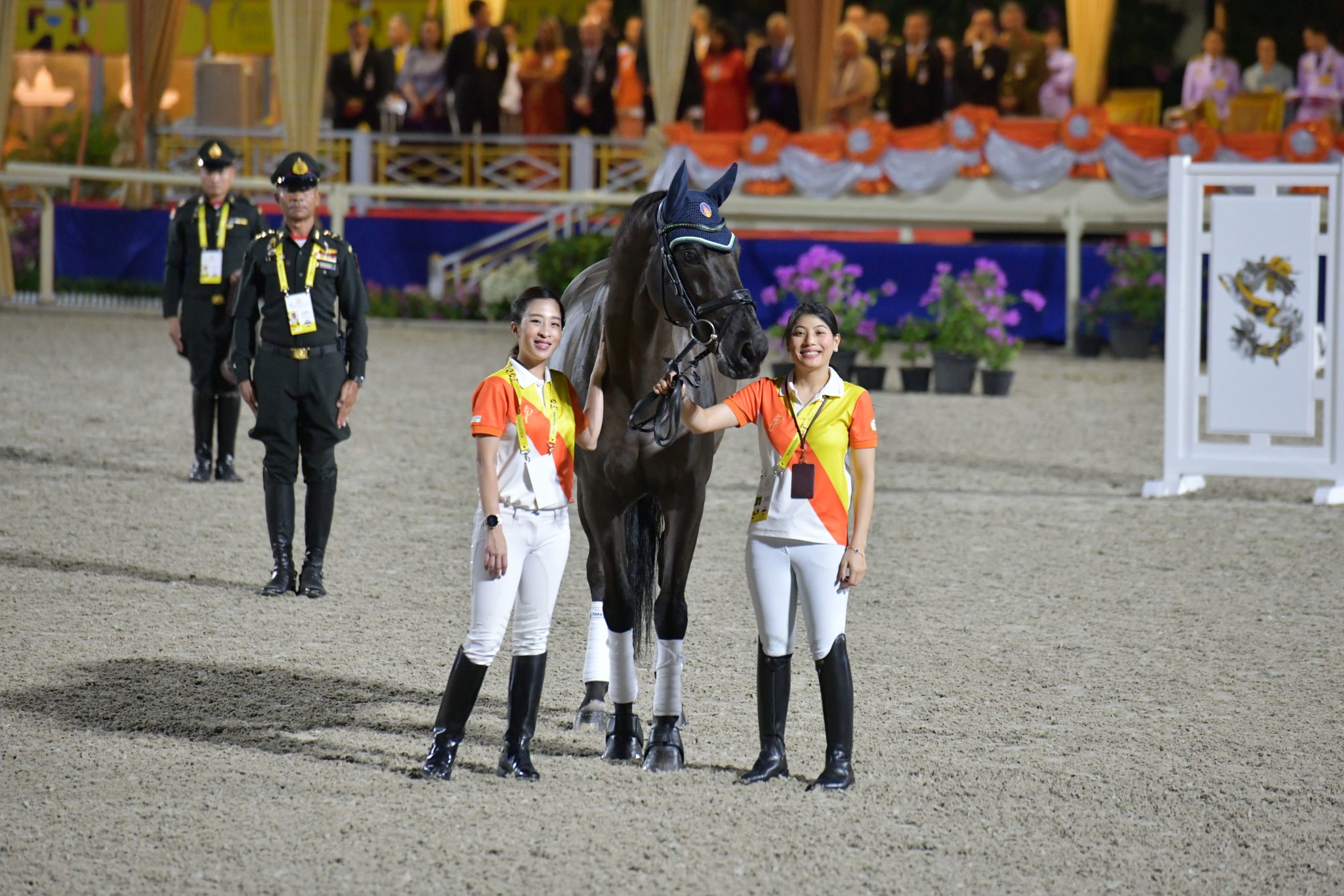 "พิพัฒน์" รมว.ท่องเที่ยว และข้าราชการชั้นผู้ใหญ่เฝ้ารับเสด็จ ณ สนามกีฬาขี่ม้า กองพันทหารม้าที่ 29 รักษาพระองค์